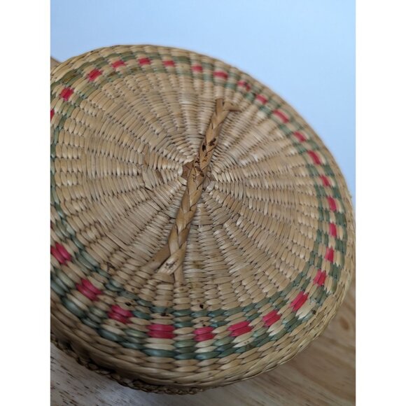 Small handwoven seagrass painted color lided handle basket 2 1/2 inch boho - Picture 3 of 9